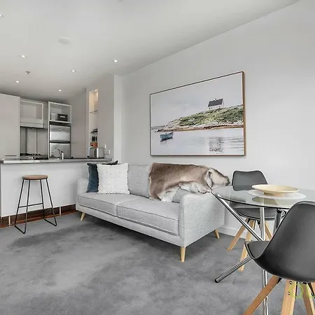 Qv Deluxe Waterfront Apartment - 799